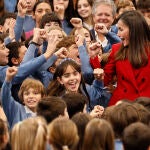 La reina Letizia visita un colegio madrileño con plan pionero de educación socioemocional