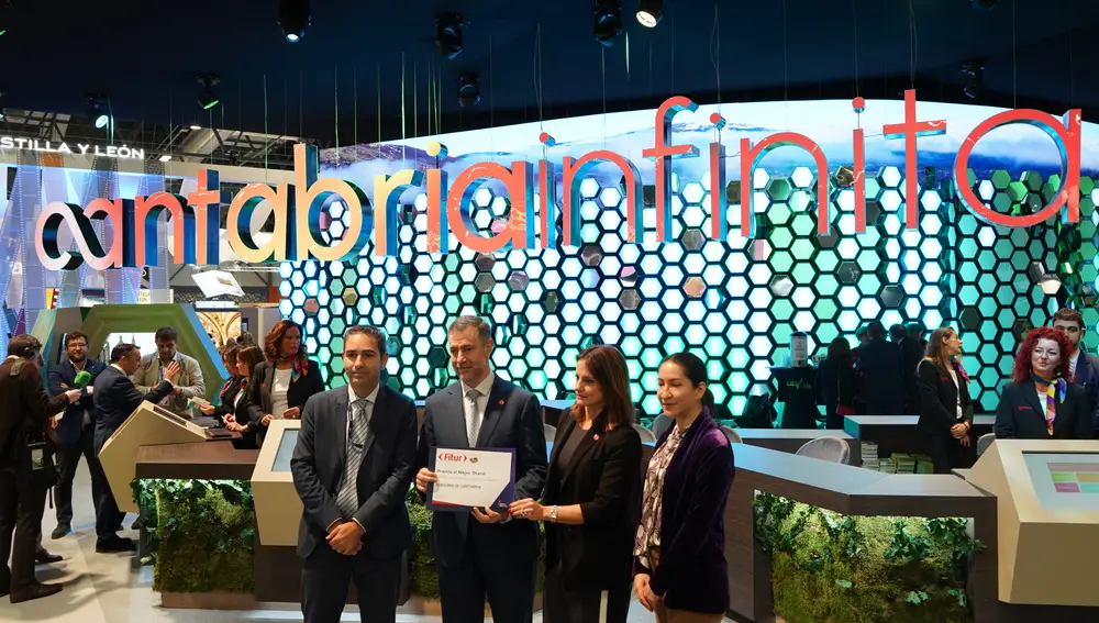 Cantabria recibe el premio al mejor stand en la categoría de Comunidades Autónomas en Fitur 2025