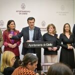 El alcalde de Cádiz, Bruno García, y la concejala de Vivienda, Ana Sanjuán, junto a otros concejales municipales en rueda de prensa