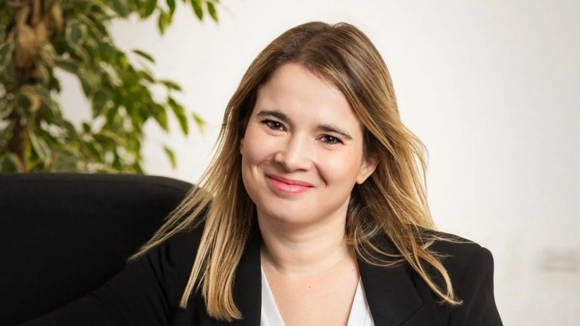 La periodista Alba Costa firma su libro "La salud de tu marca" este sábado en Librería Soriano