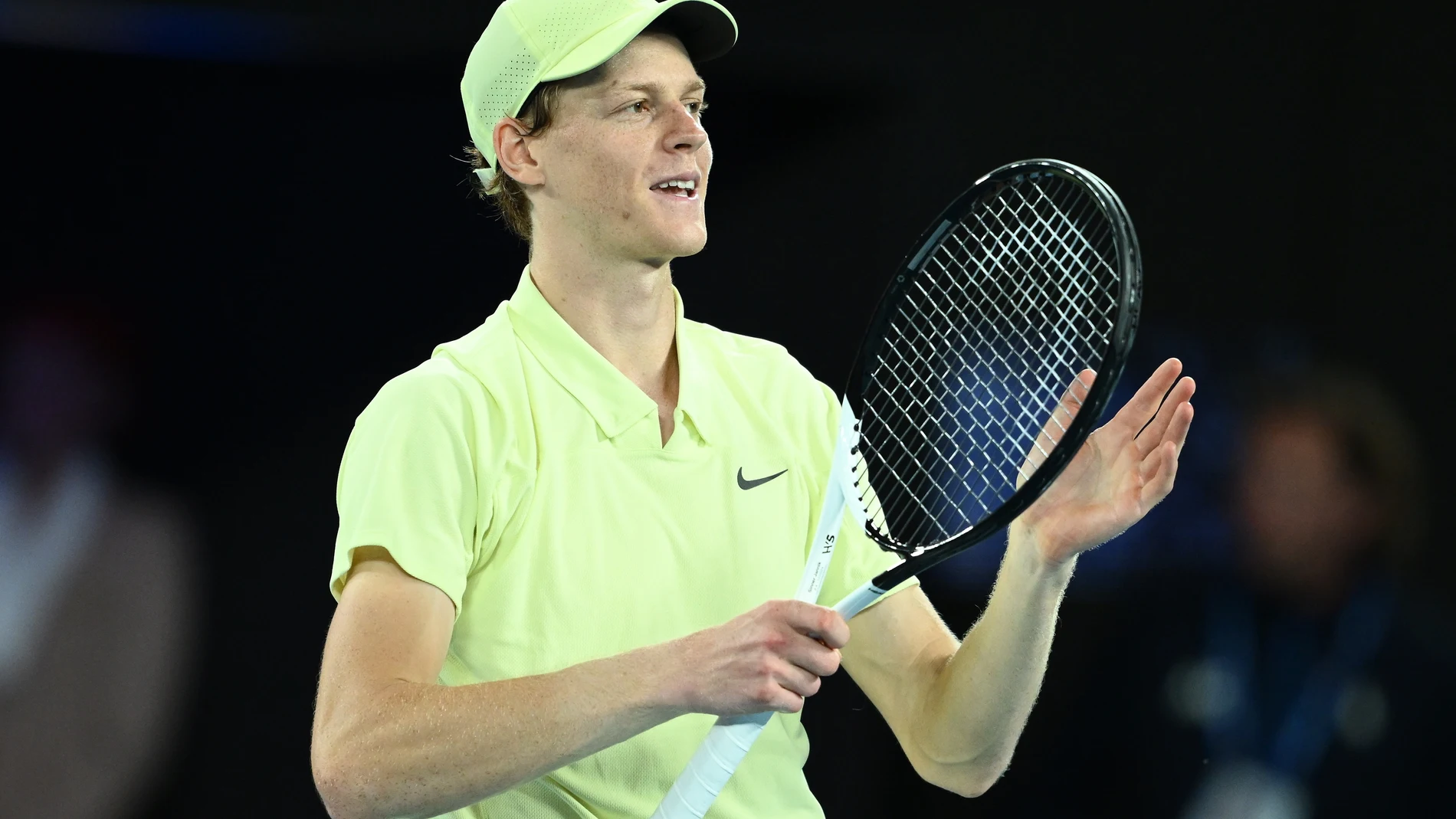 Melbourne (Australia), 24/01/2025.- Italy's Jannik Sinner acknowledges the crowd during the Men's Singles Semifinals match against Ben Shelton of USA at the Australian Open tennis tournament in Melbourne, Australia, 24 January 2025. (Tenis, Italia) EFE/EPA/JOEL CARRETT AUSTRALIA AND NEW ZEALAND OUT