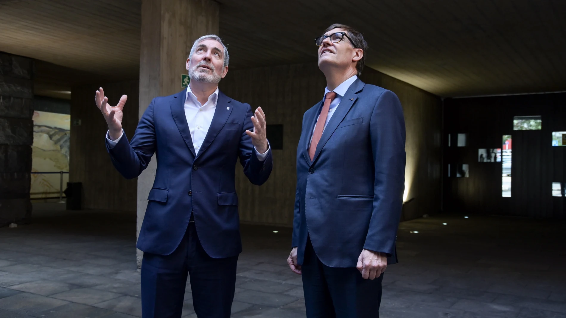 (I-D)El presidente de Canarias, Fernando Clavijo, mantiene un encuentro bilateral con el presidente de la Generalitat de Cataluña, Salvador Illa, en la Presidencia del Gobierno, a 24 de enero de 2025, en Santa Cruz de Tenerife, Tenerife, Canarias (España). Este encuentro está enmarcado en la ronda de visitas que el presidente catalán realiza por todas las regiones españolas. La reunión comienza en un contexto político marcado por la pretendida financiación singular para Cataluña y la reforma...