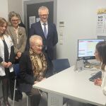 El consejero de Salud, Juan José Pedreño, presentó el ‘Programa Cuidamos+75’, sobre el impacto de la pandemia en la salud de mayores de 75 años y sus cuidadores en el centro de salud Floridablanca de Murcia.
