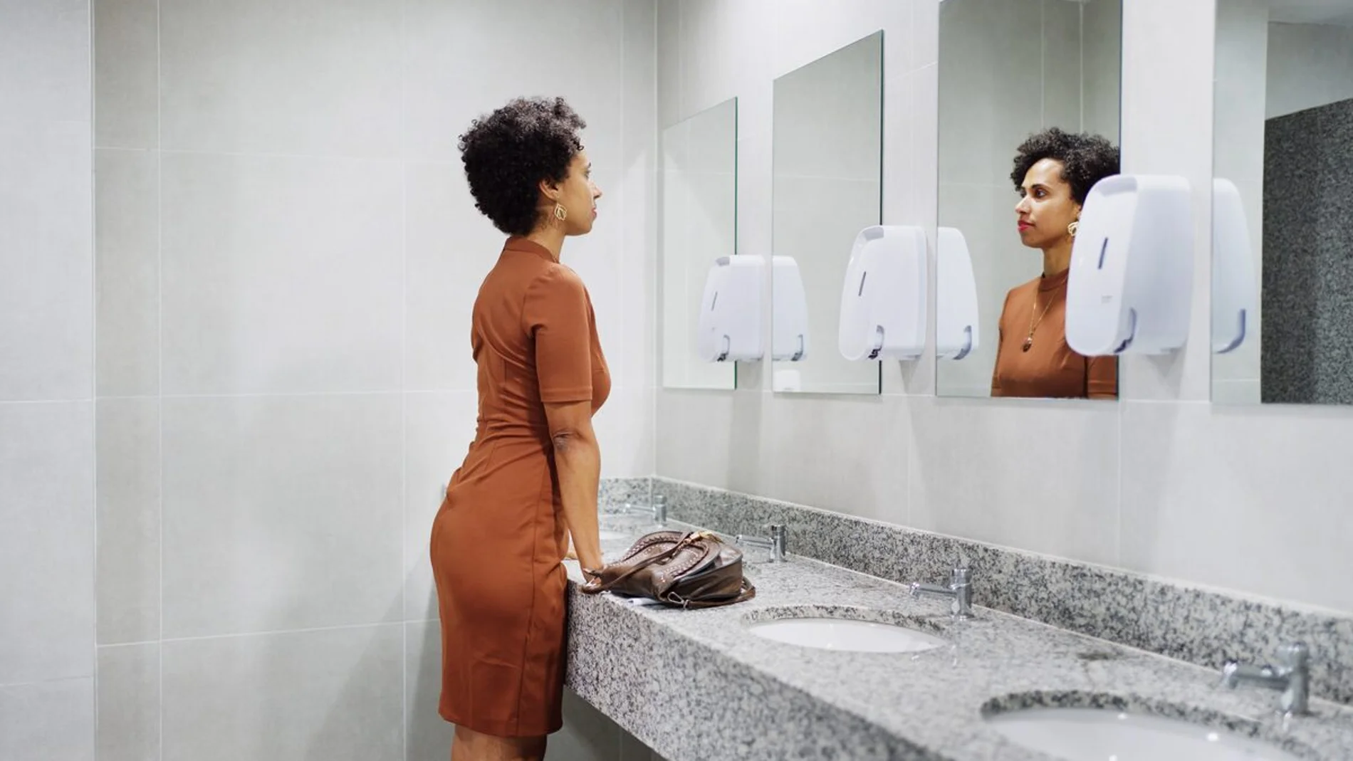 Los cinco consejos que tener en cuenta en un baño público, según una científica