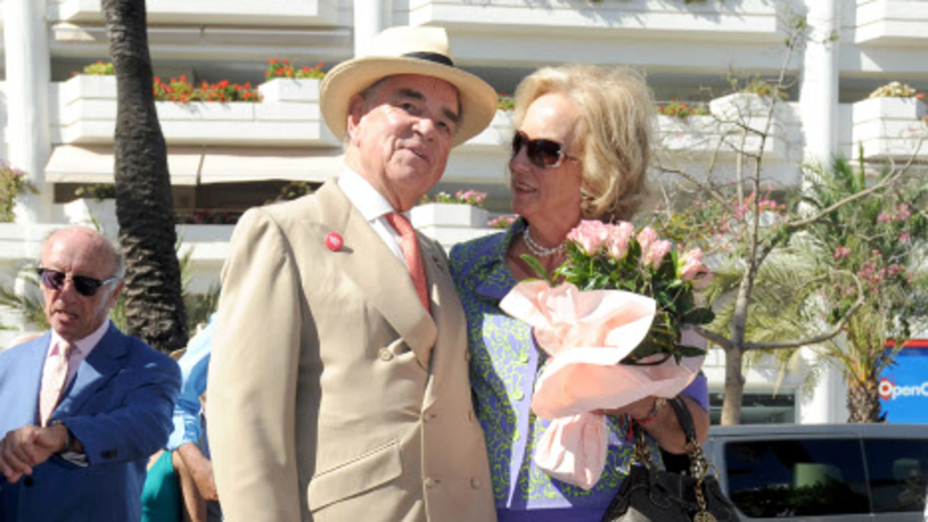 El Conde Rudi con su estrella de la fama de Marbella