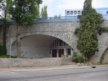 Una iglesia bajo la M-30 de Madrid