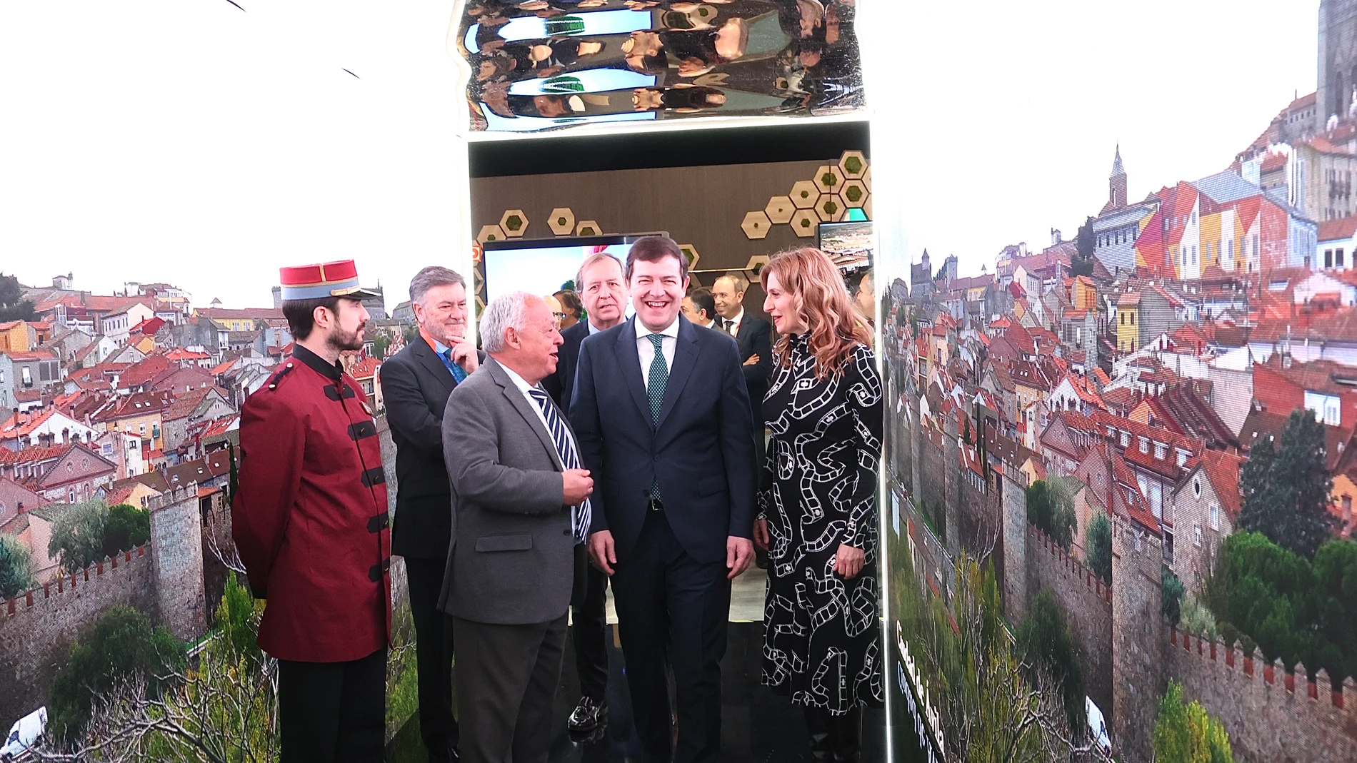 Fernández Mañueco junto a Gonzalo Santonja y Mar Sancho en el expositor de Fitur