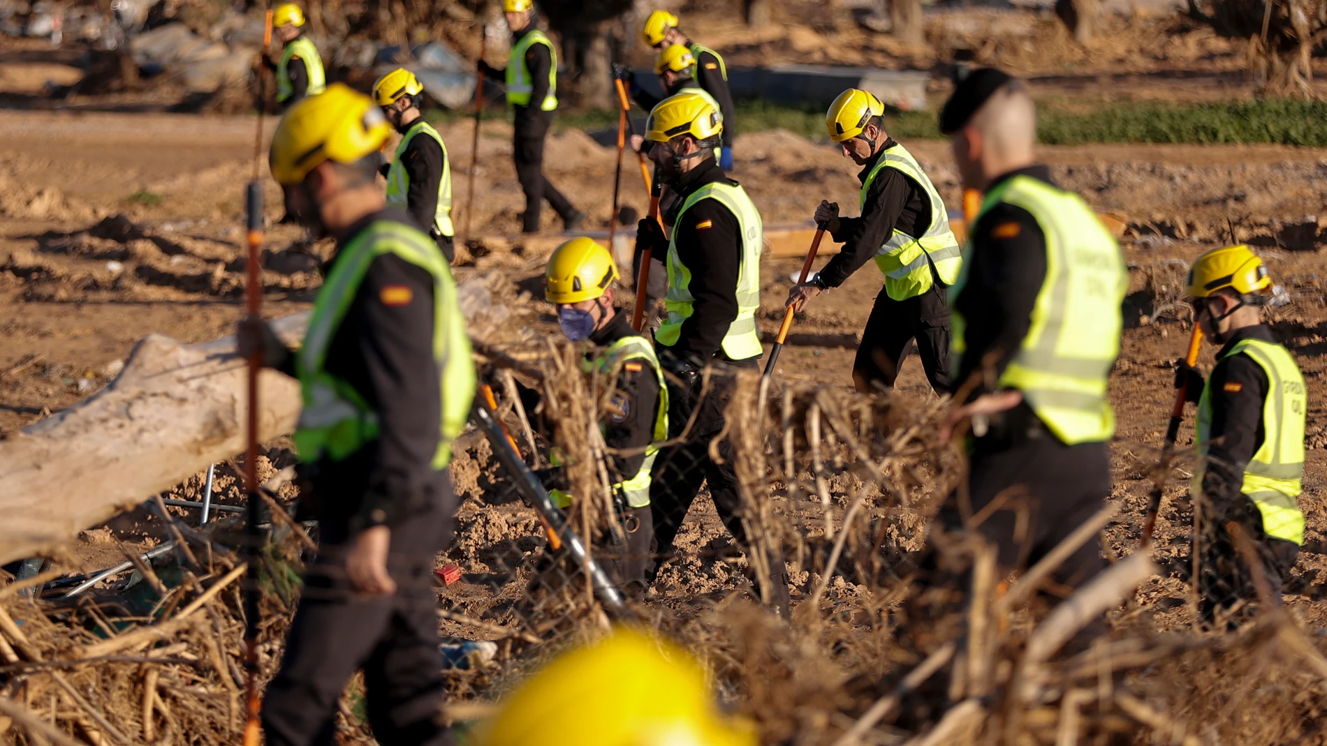 GRAFCVA4975. QUART DE POBLET (VALENCIA), 24/01/2025.- Agentes de la Guardia Civil realizan labores de búsqueda de uno de los tres desaparecidos por la dana en el barranco del Poyo, a la altura del polígono de Loriguilla en el término de Quart de Poblet, con batidas a pie con un perro especializado en buscar restos cadavéridos y un dron, además de unidades especializadas. EFE/Manuel Bruque