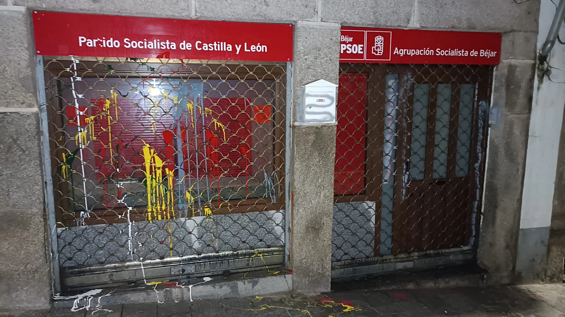 Ataque con botes de pintura a la fachada del PSOE de Béjar