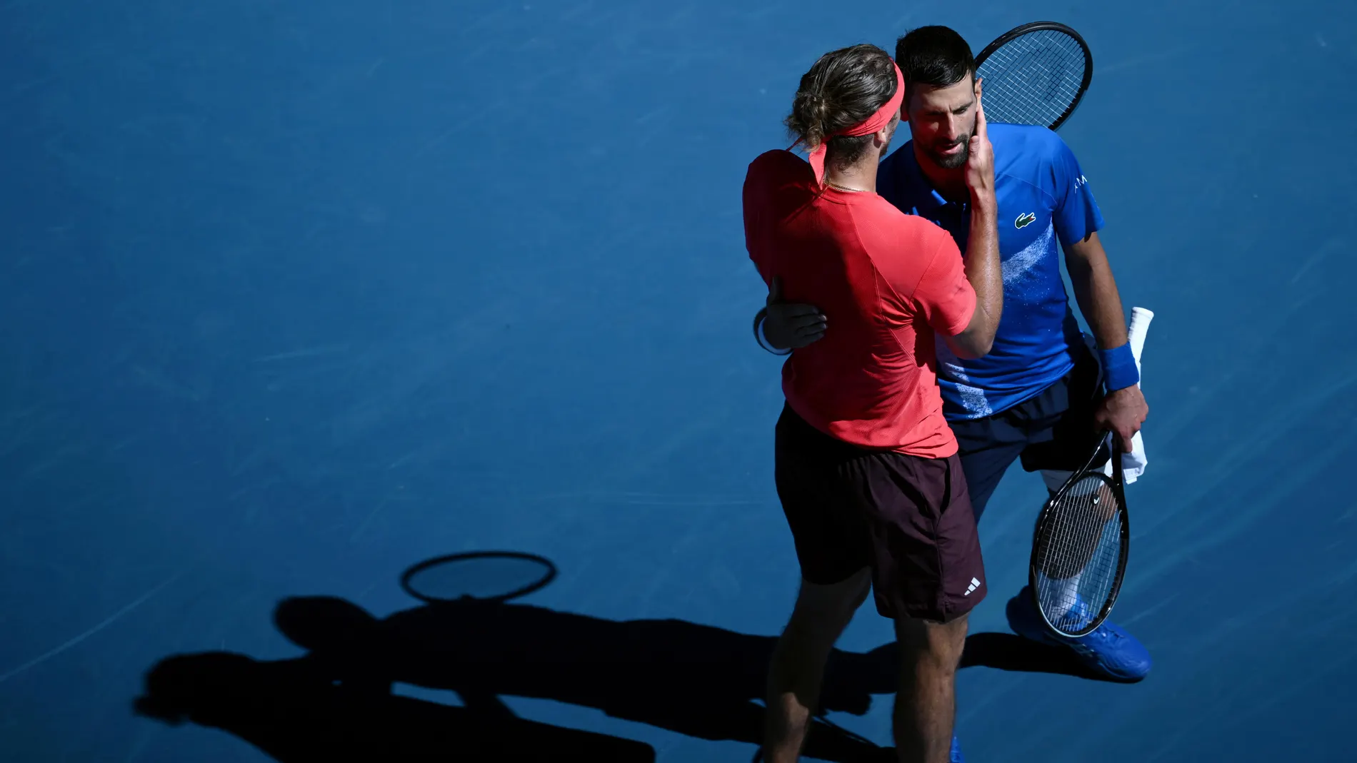 Melbourne (Australia), 24/01/2025.- Novak Djokovic of Serbia (R) embraces Alexander Zverev of Germany after retiring from their semifinal match of the Australian Open at Melbourne Park in Melbourne, Australia 24 January 2025. (Tenis, Alemania) EFE/EPA/JOEL CARRETT AUSTRALIA AND NEW ZEALAND OUT
