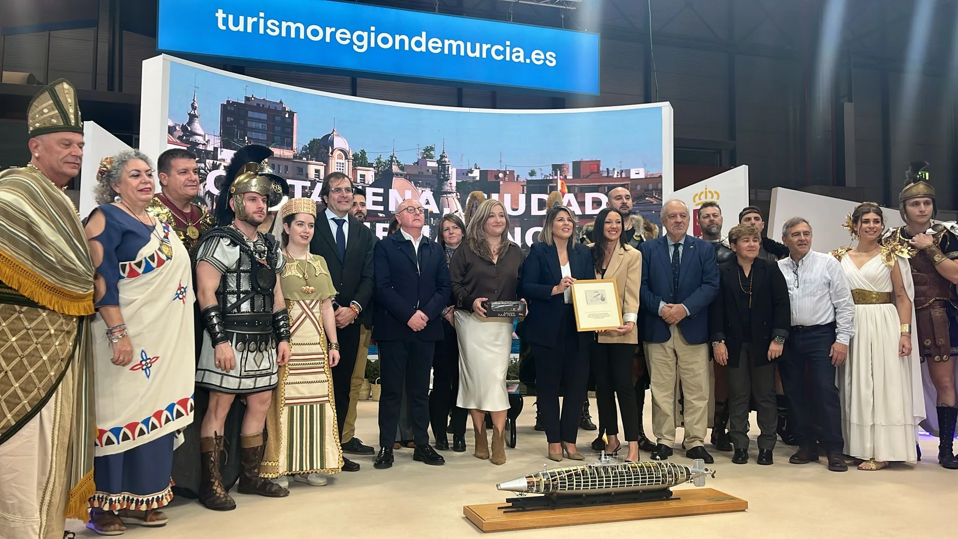 La consejera Carmen Conesa y la alcaldesa de Cartagena, Noelia Arroyo, en la presentación en el estand de la Región de las fiestas de Romanos y Cartagineses