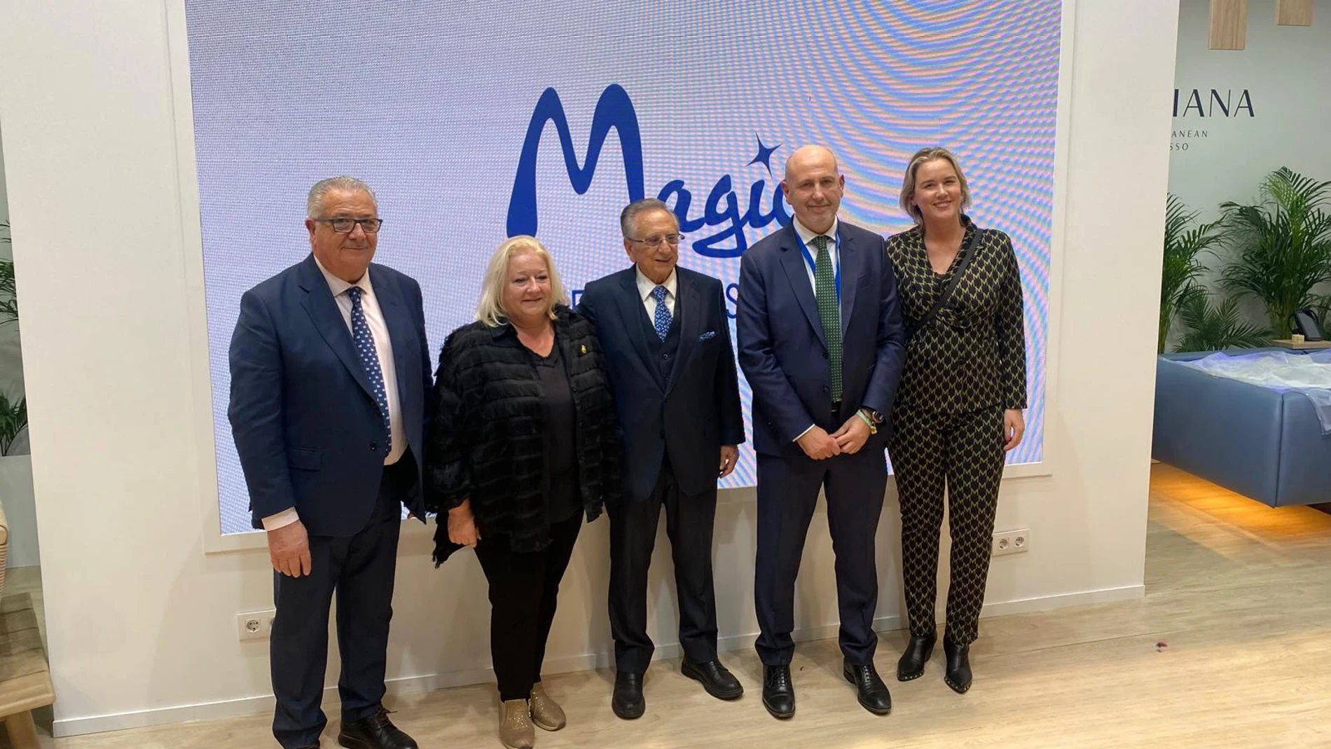 Javier García y Tomás Fuertes, junto a algunas de las autoridades que acudieron a la presentación en FITUR
