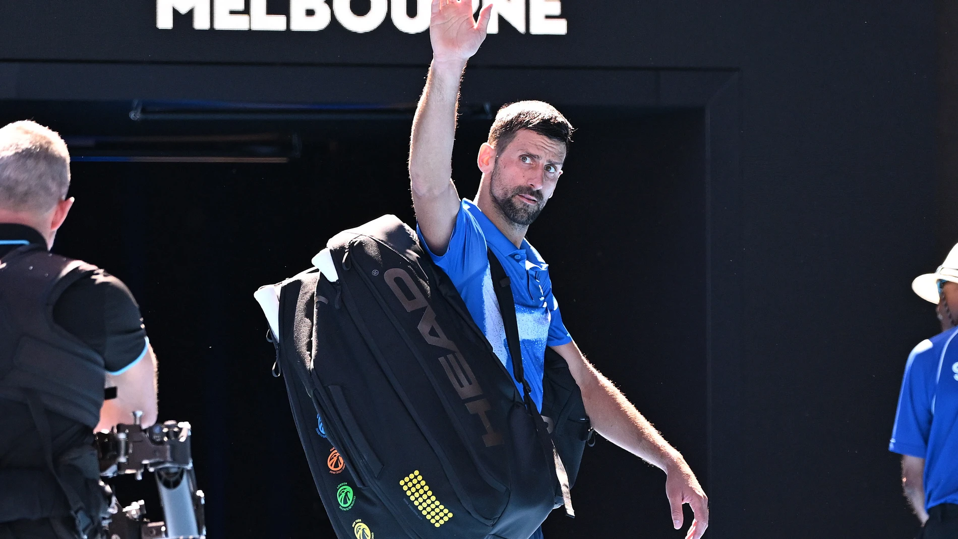Melbourne (Australia), 24/01/2025.- Novak Djokovic of Serbia greets the crowd after retiring in a semifinal match of the Australian Open against Alexander Zverev of Germany at Melbourne Park in Melbourne, Australia 24 January 2025. (Tenis, Alemania) EFE/EPA/JAMES ROSS AUSTRALIA AND NEW ZEALAND OUT