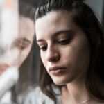 Las 9 características de las personas cerradas emocionalmente, según la psicología