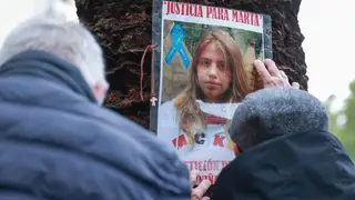 Concentración por el 16 aniversario del asesinato de Marta del Castillo El abuelo de Marta del Castillo, José Antonio Casanueva, durante la concentración por su nieta, Marta del Castillo. A 24 de enero de 2025, en Sevilla (Andalucía, España). El abuelo de Marta del Castillo, José Antonio Casanueva, ha convocado en los aledaños de los juzgados del Prado de San Sebastián, una concentración y una ofrenda floral con motivo de los 16 años del asesinato de su nieta, Marta del Castilllo. 24 ENERO 2025 Rocío Ruz / Europa Press 24/01/2025