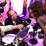 Isabel Díaz Ayuso atiende a los micrófonos de "Vive! Radio" durante su visita al expositor de Castilla y León en Fitur