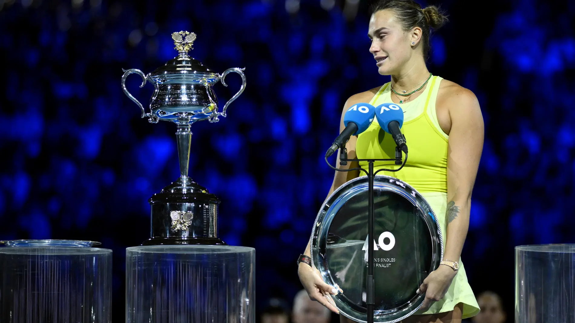 Melbourne (Australia), 25/01/2025.- Aryna Sabalenka of Belarus spaks as she receives the runners up trophy after losing the Women's Singles final match against Madison Keys of USA at the Australian Open Grand Slam tennis tournament in Melbourne, Australia, 25 January 2025. (Tenis, Bielorrusia) EFE/EPA/JOEL CARRETT AUSTRALIA AND NEW ZEALAND OUT
