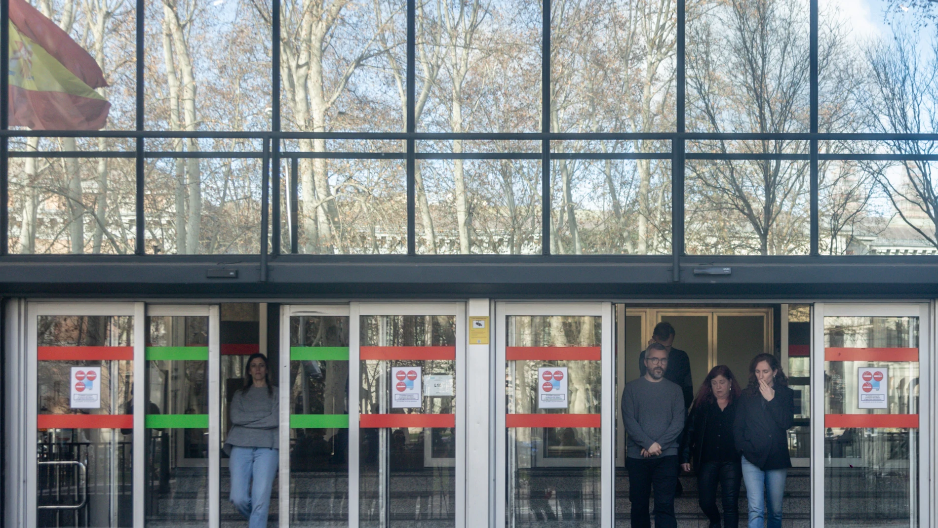 La ministra de Sanidad, Mónica García (d), y el secretario de Estado de Sanidad, Javier Padilla (3d), antes del comienzo de las pruebas de acceso, en el Ministerio de Sanidad, a 25 de enero de 2025, en Madrid (España). Hoy se celebra en toda España el examen de acceso de Formación Sanitaria Especializada en Medicina, Farmacia, Enfermería, y de las titulaciones de Química, Física, Biología y Psicología. En total se presentan 32.212 aspirantes para acceder a las 11.943 plazas. 25 ENERO 2025;EX...