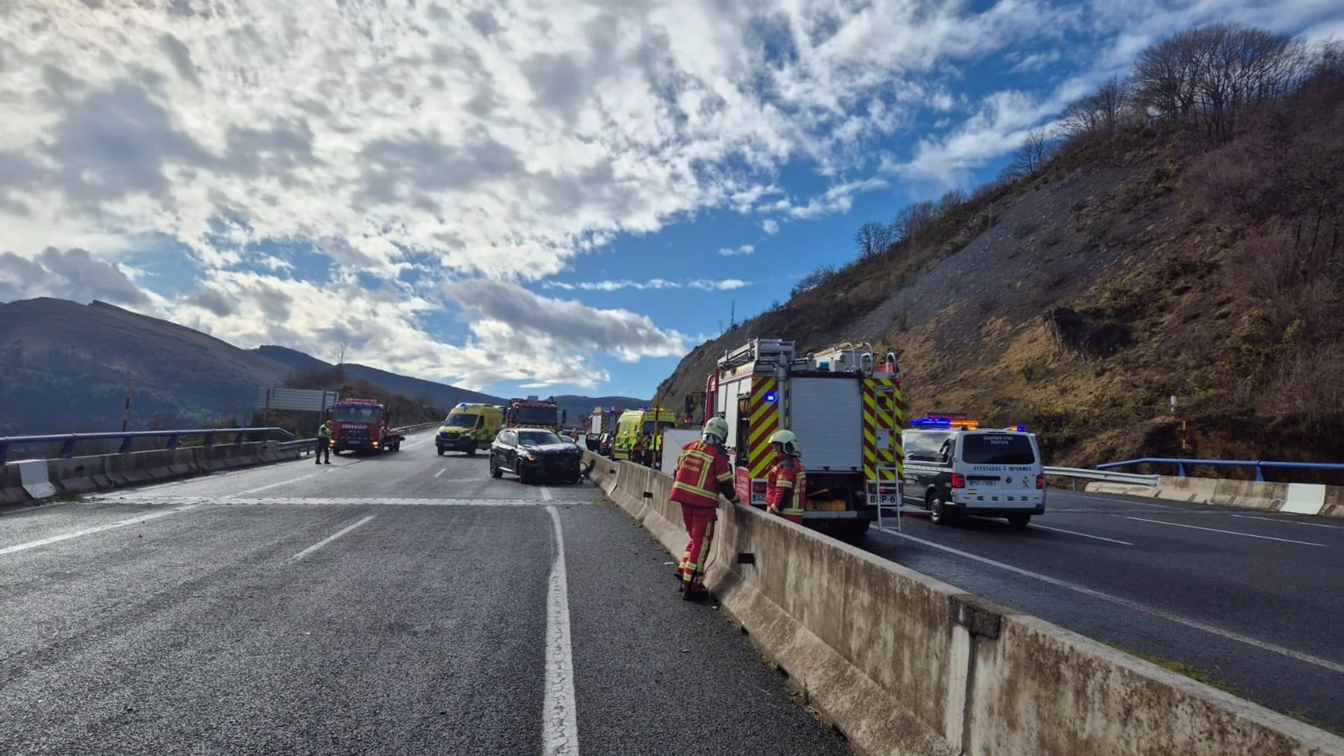 AMP.- Una fallecida y siete heridos, uno grave, en un accidente múltiple por una granizada en Cantabria