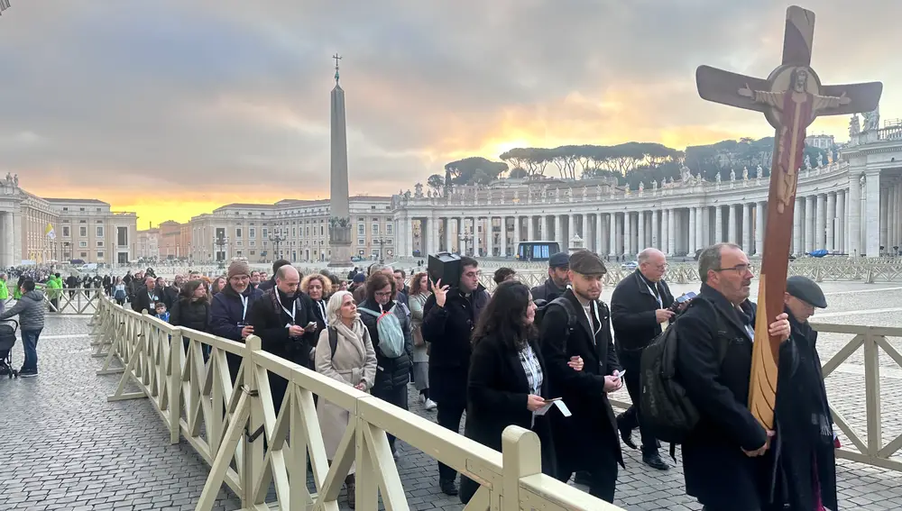 Grupo de periodistas camino a la Puerta Santa