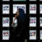 Carteles de se vende y se alquila en una inmobiliaria. 