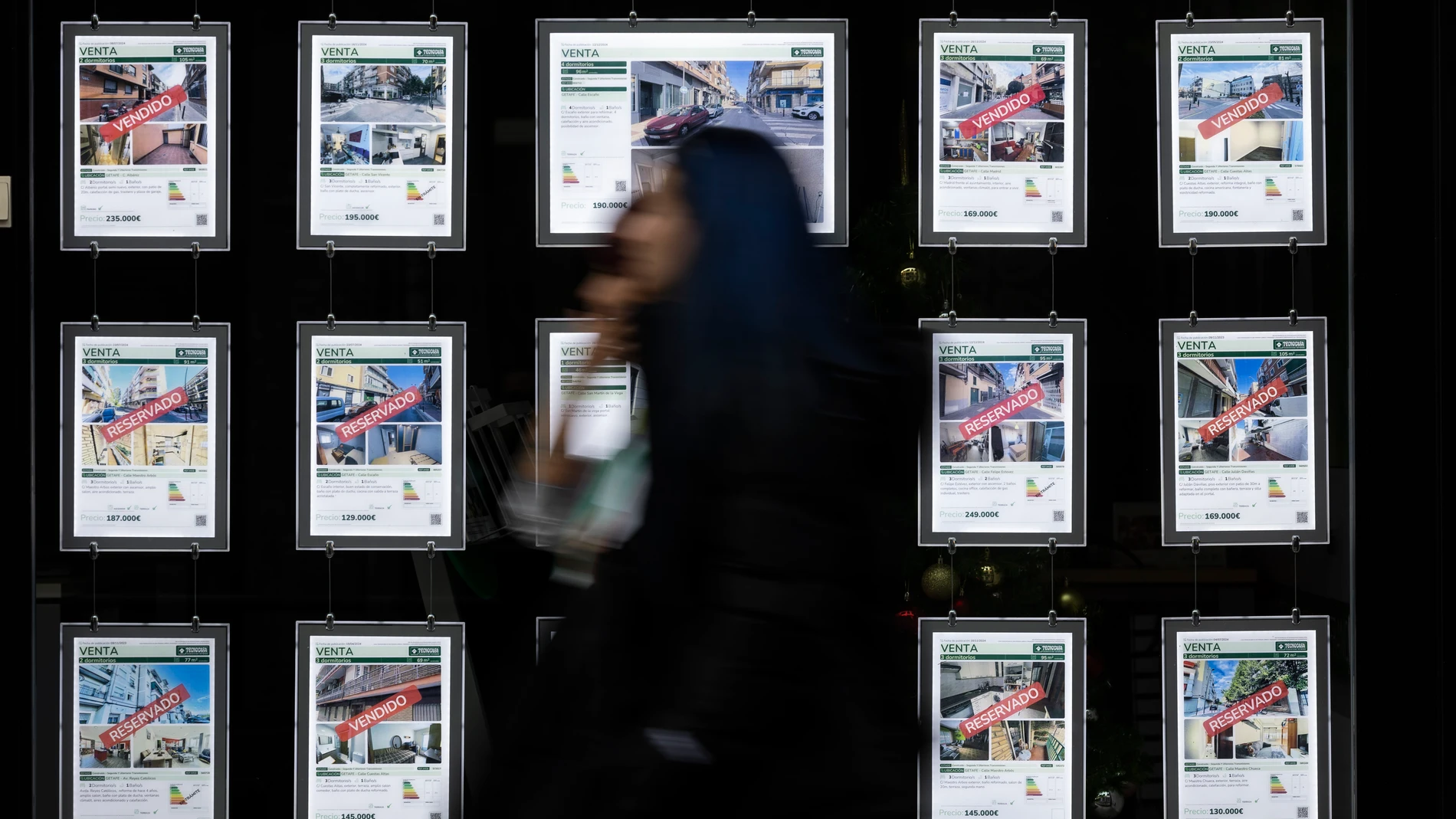 Carteles de se vende y se alquila en una inmobiliaria.
