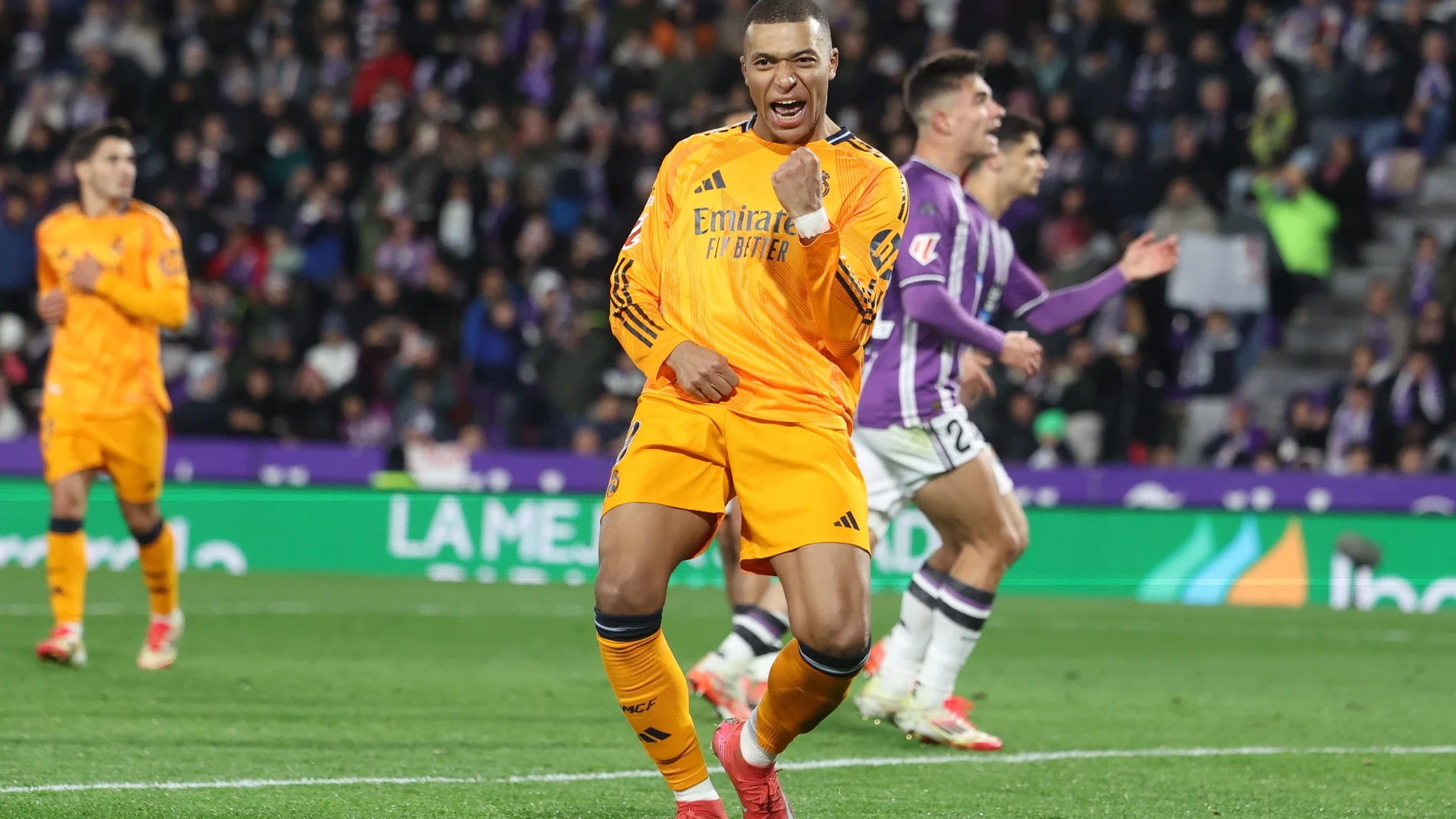 VALLADOLID. 25/01/25. El delantero francés del Real Madrid Kylian Mbappé celebra uno de sus goles durante el partido de la jornada 21 de LaLiga que Real Valladolid y Real Madrid disputan hoy sábado en el estadio José Zorrilla. EFE/R. García