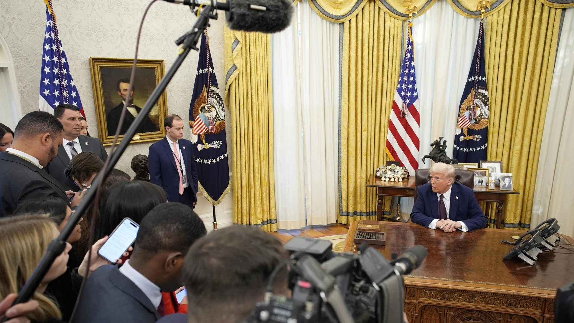 Washington (Usa), 23/01/2025.- US President Donald Trump (R) talks to members of the media in the Oval Office after signing executive orders of the White House in Washington, DC, USA, 23 January 2025.