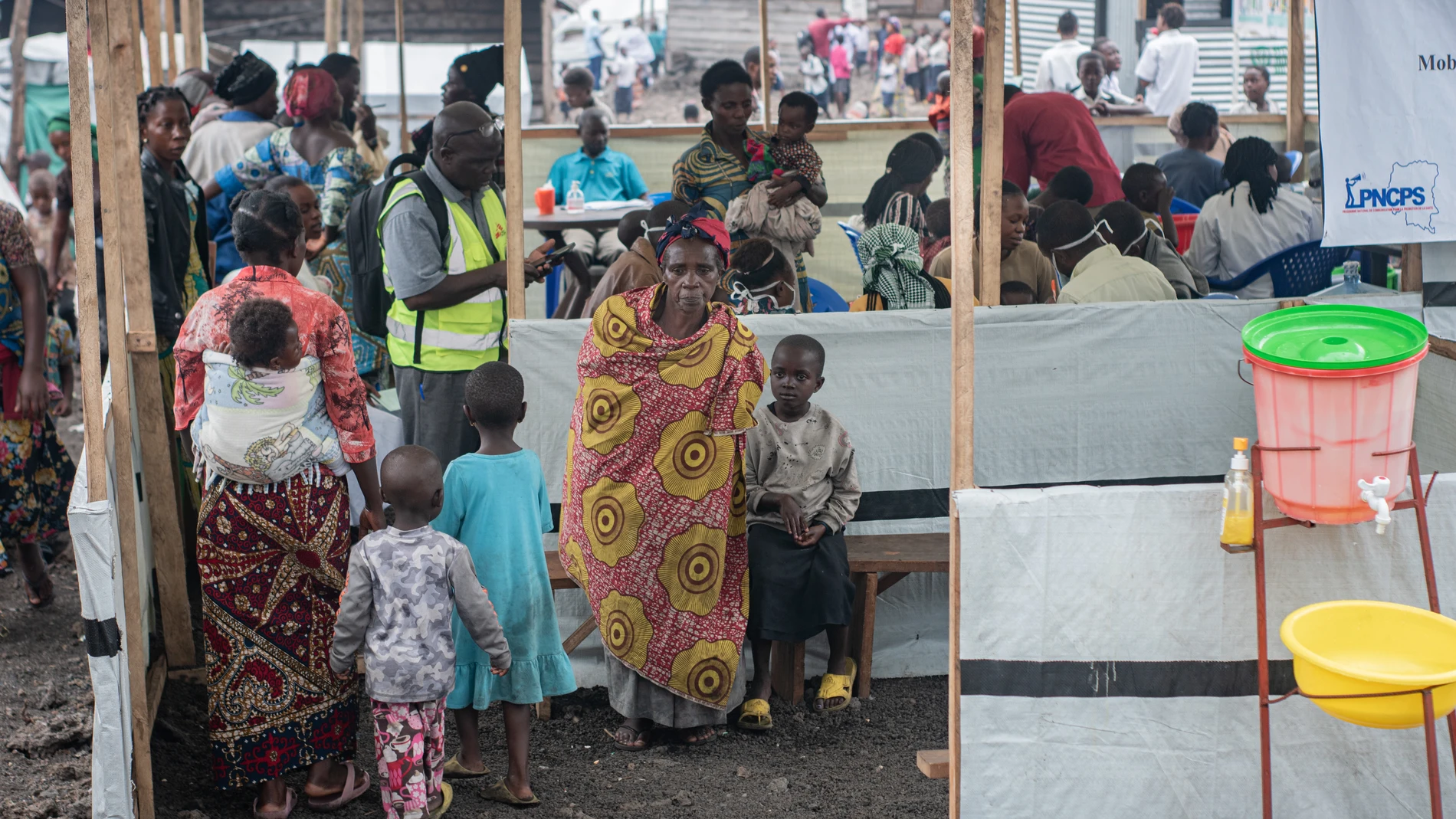 (Foto de ARCHIVO) GOMA (DR CONGO), Oct. 9, 2024 -- People wait to get vaccinated at a vaccination center near a camp for internally displaced persons in Goma, North Kivu Province, the Democratic Republic of the Congo (DRC), on Oct. 9, 2024. Around 940,000 people have been displaced this year in the Democratic Republic of the Congo (DRC), UN High Commissioner for Human Rights Volker Turk said on Tuesday. Europa Press/Contacto/Zanem Nety Zaidi 09/10/2024 ONLY FOR USE IN SPAIN