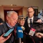 El dramaturgo Fernando Arrabal junto al consejero Gonzalo Santonja y el alcalde de Ciudad Rodrigo, Marcos Iglesias