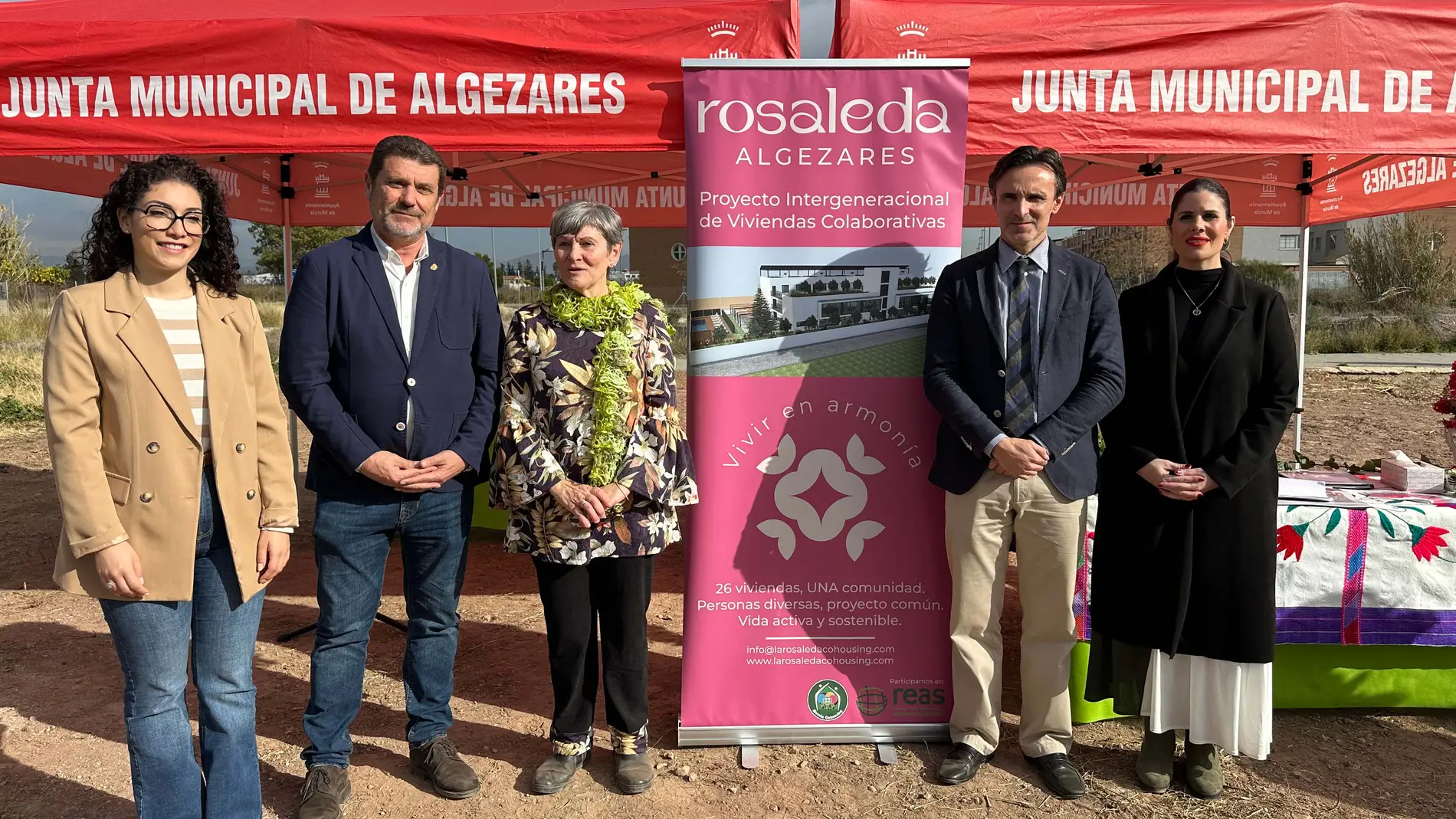 El consejero de Fomento e Infraestructuras, Jorge García Montoro, visita el solar donde se ubicará el residencial de 'La Rosaleda', un modelo de 'cohousing' que se incluirá en el nuevo decreto de vivienda asequible