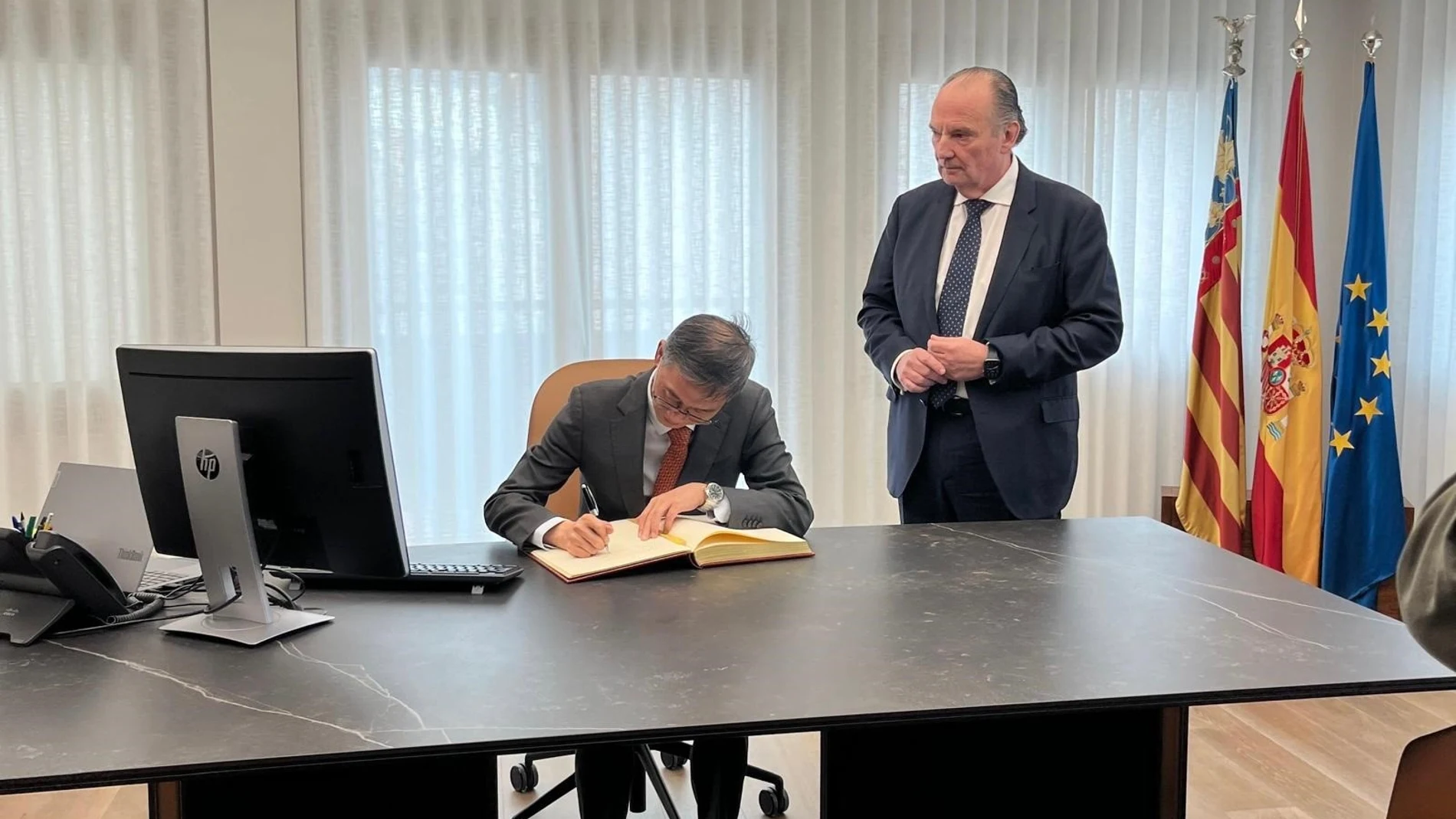 El embajador de China en España, Yao Jing, visita la Cámara de Comercio de Valencia, invitado por el presidente de la entidad, José Vicente Morata. REMITIDA / HANDOUT por CÁMARA VALENCIA Fotografía remitida a medios de comunicación exclusivamente para ilustrar la noticia a la que hace referencia la imagen, y citando la procedencia de la imagen en la firma 25/01/2025