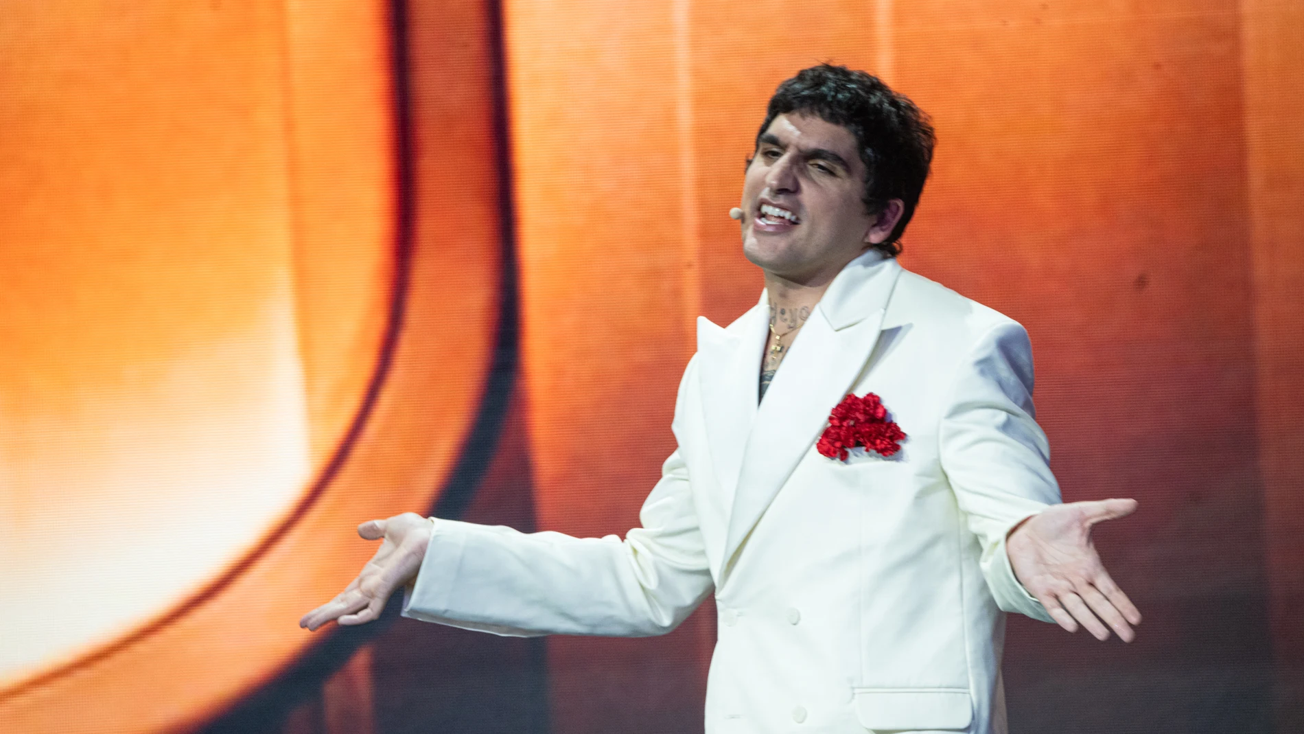 El presentador de la gala La Dani durante la gala de entrega de los Premios Feroz 2025, en el Pazo da Cultura, a 25 de enero de 2025, en Pontevedra, Galicia (España). Los Premios Feroz son entregados de manera anual por la Asociación de Informadores Cinematográficos de España desde 2014, con el objetivo de destacar lo mejor de la producción audiovisual del año, tanto en cine como en televisión. El evento cuenta con la entrega de 21 estatuillas, que incluyen premios para el cine, las series y ...