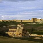 Panorámica de la villa medieval vallisoletana de Urueña y la ermita de La Anunciada