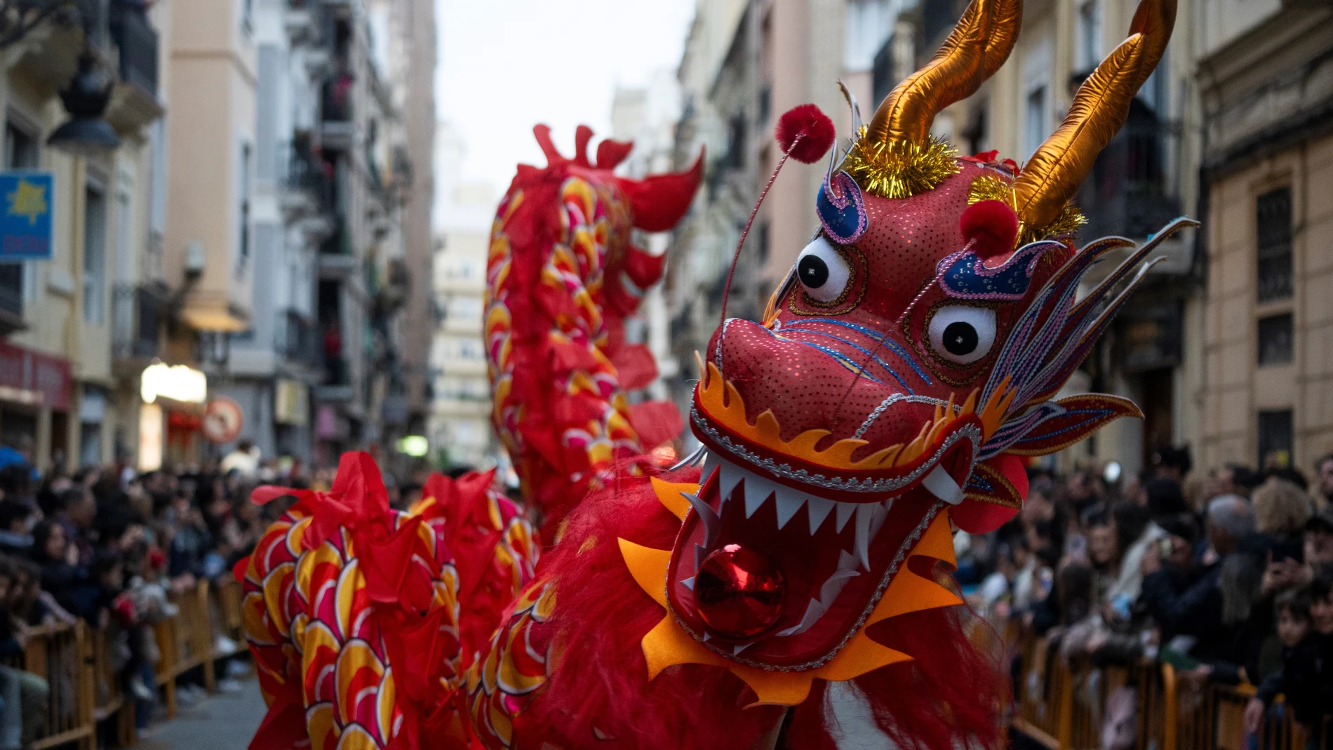 Un dragón durante la cabalgata del Año Nuevo Chino, a 25 de enero de 2025, en Valencia, Comunidad Valenciana (España). El Año Nuevo Chino es una de las celebraciones más importantes en China y en muchas otras partes del mundo, donde hay comunidades del país asiático. La celebración del Año Nuevo Chino en Valencia alcanza este año su 12ª edición y se esperan una serie de eventos y actividades para celebrar el Año Nuevo y honrar el Año de la Serpiente. 25 ENERO 2025;CABALGATA;AÑO NUEVO CHINO ...
