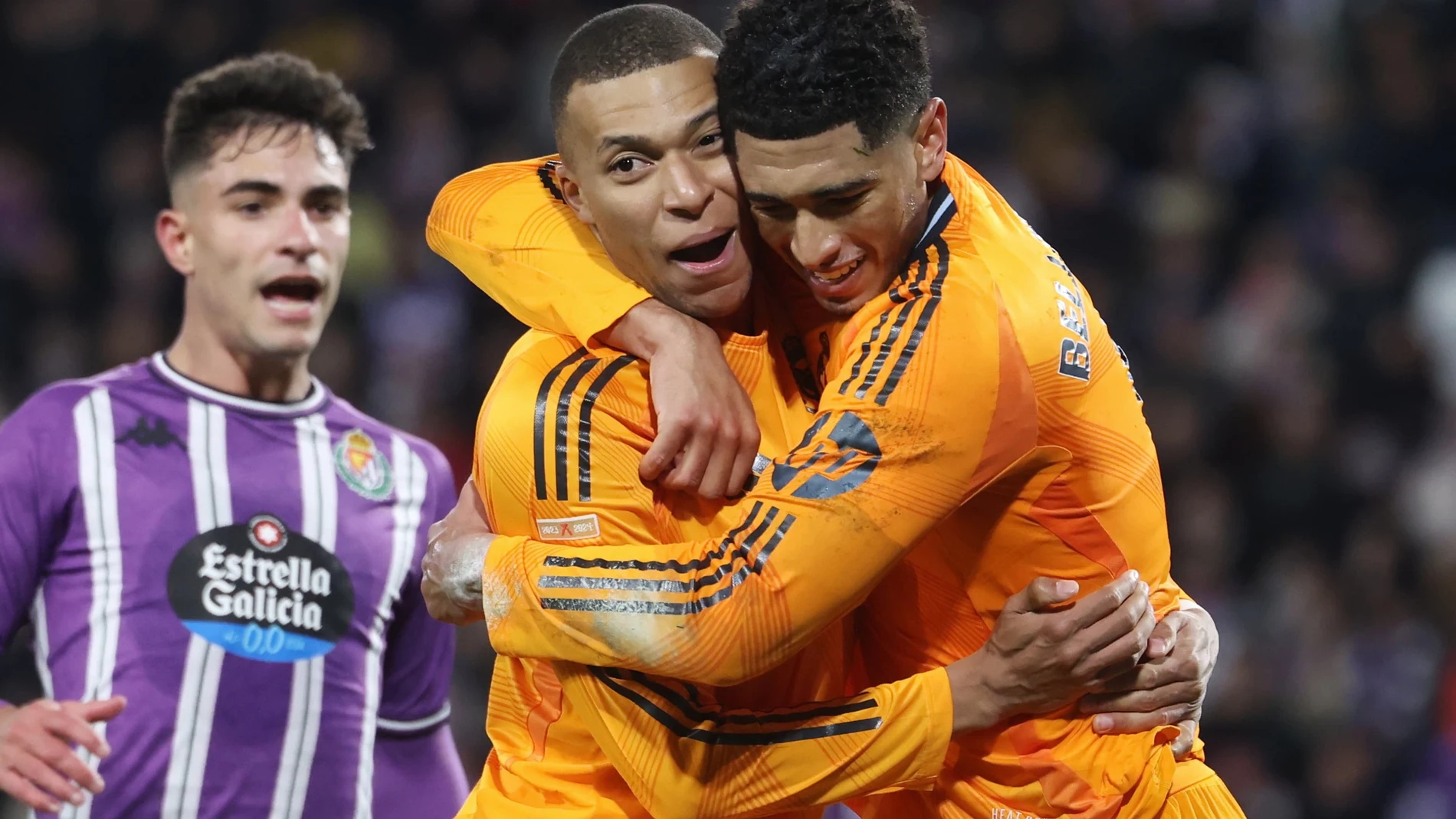 VALLADOLID. 25/01/25. El delantero francés del Real Madrid Kylian Mbappé (c) celebra uno de sus goles durante el partido de la jornada 21 de LaLiga que Real Valladolid y Real Madrid disputan hoy sábado en el estadio José Zorrilla. EFE/R. García