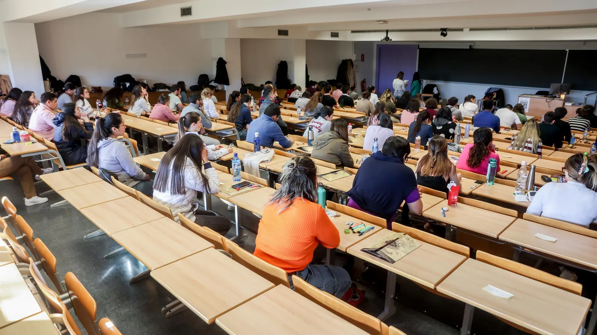 Un total de 32.212 aspirantes optan este sábado a 11.943 plazas en el examen MIR 2025, mientras se reclaman más plazas