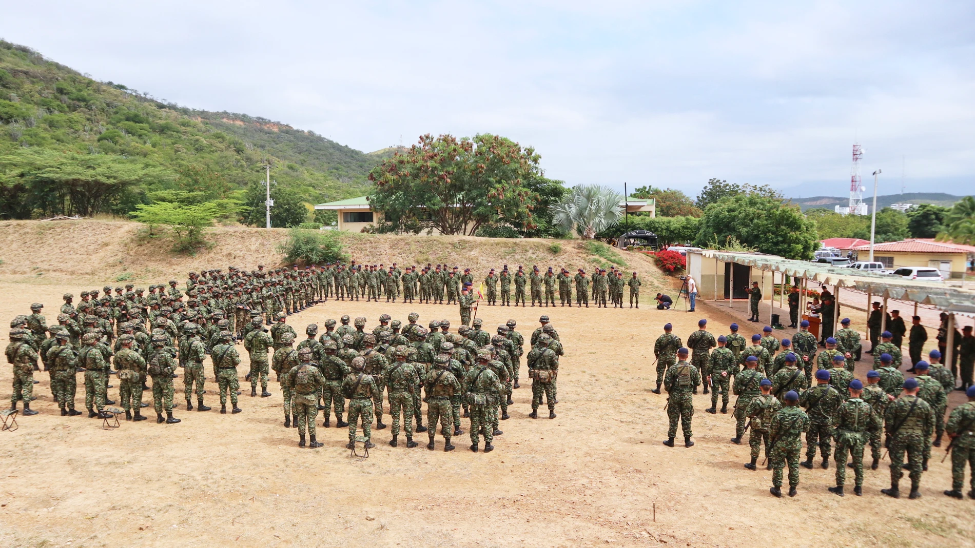 Tropas en formación para ser revisadas por el comandante del Ejército colombiano Luis Cardozo en Cúcuta, al sur de la región del Catatumbo, donde los antiguos reductos de las Fuerzas Armadas Revolucionarias de Colombia (FARC) se retiraron tras ser expulsados por los rebeldes del Ejército de Liberación Nacional (ELN), el sábado 25 de enero de 2025.