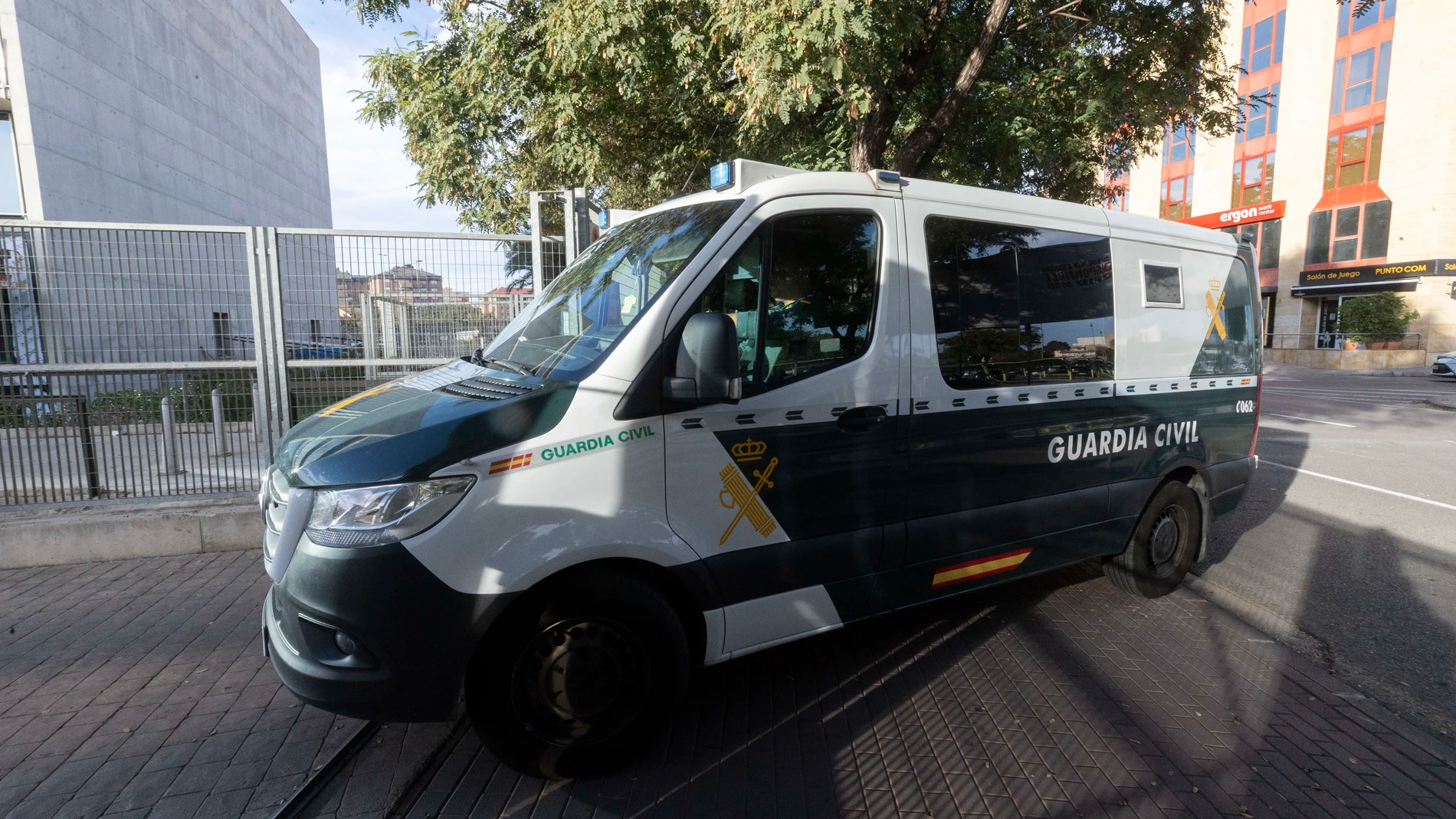 MURCIA, 25/01/2025.- El furgón de la guardia civil que traslada al detenido como presunto autor del asesinato de la madre de su exnovia en Torreagüera (Murcia) pasa a disposición judicial como presunto autor de los delitos de homicidio, lesiones, amenazas, tenencia ilícita de armas y quebrantamiento de una pena de alejamiento, este sábado a su llegada a la Ciudad de la Justicia de Murcia. EFE/Marcial Guillén