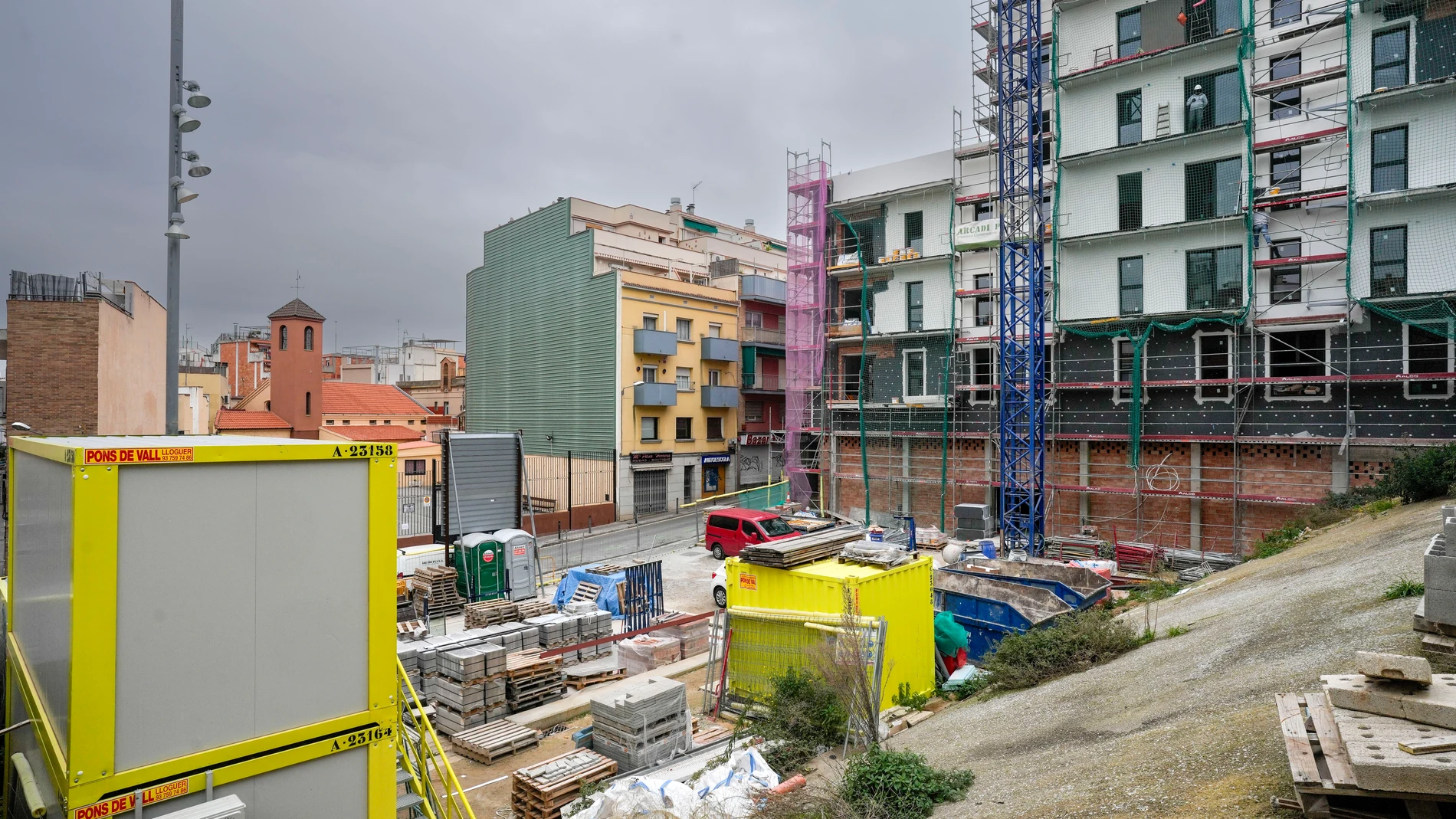 GRAFCAT3058. BARCELONA, 25/01/2025.- Vista de la zona, hoy en obras por la construcción de pisos de protección oficial, donde se produjo el socavón del Carmel, el hundimiento del túnel de la línea 5 del metro que dejó sin hogar a más de 1.200 personas durante meses, y que, veinte años después, todavía deja heridas abiertas en este barrio barcelonés, donde hay vecinos que aún se emocionan al recordar la "pesadilla" que vivieron y las sirenas de bomberos. EFE/Enric Fontcuberta