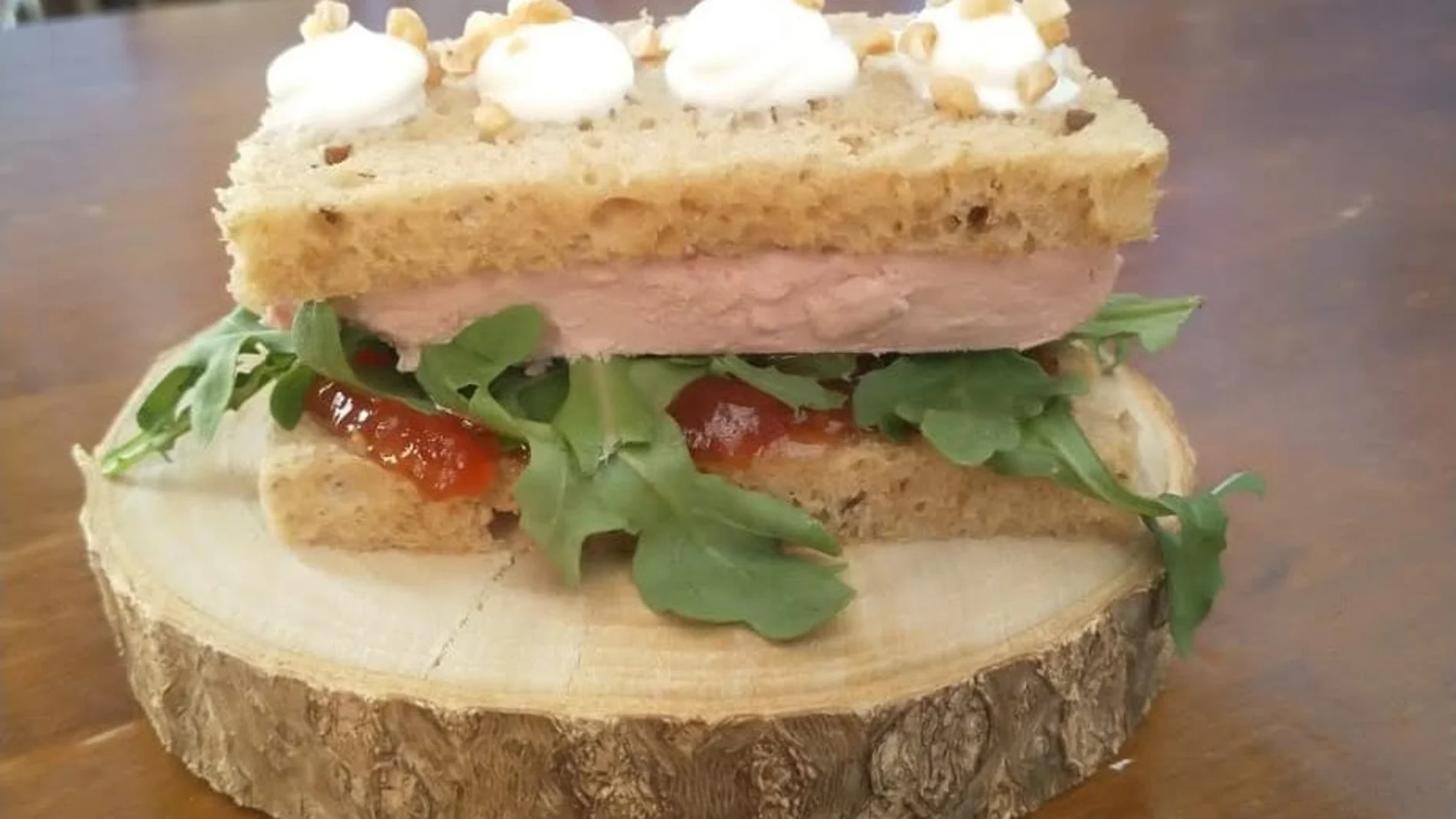 Lingote de pan de semillas con foie de turrón y crema de yogur