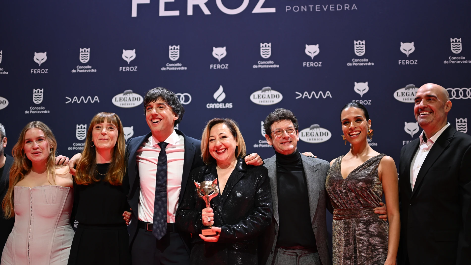 PONTEVEDRA, 25/01/2025.- La actriz Carmen Machi y su equipo reciben el Feroz a la mejor serie de comedia por "Celeste", en la gala de entrega, en su duodécima edición, de los Premios Feroz, este sábado en Pontevedra. EFE/Brais Lorenzo