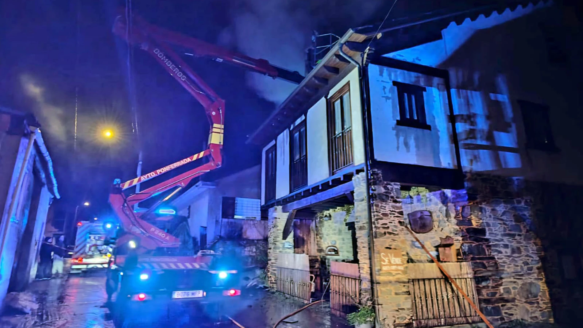 Incendio de una vivienda en la localidad de Valtuille de Arriba, perteneciente al municipio de Villafranca del Bierzo (León)