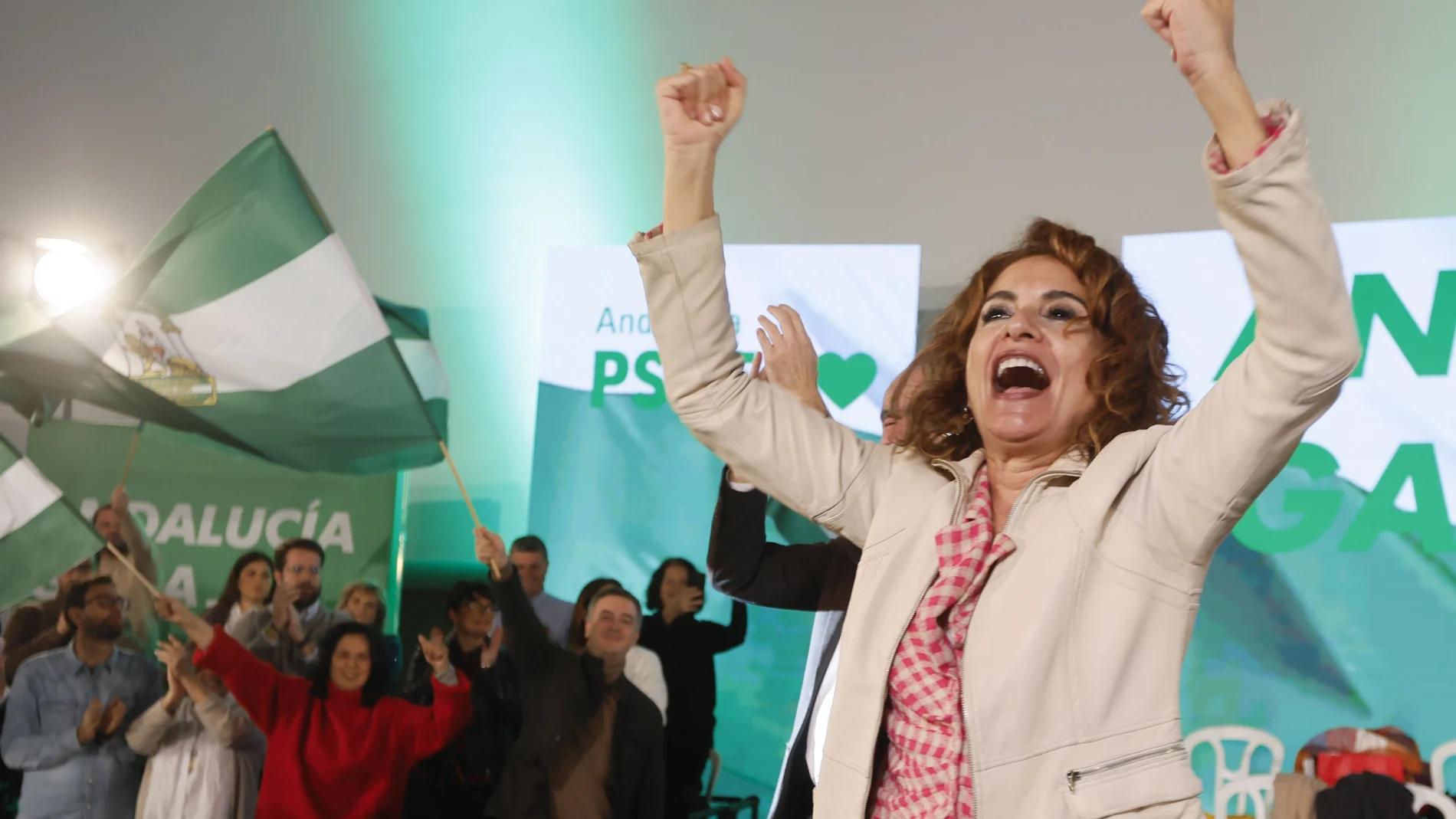 La nueva secretaria general del PSOE-A, vicepresidenta del Gobierno y ministra de Hacienda, María Jesús Montero (c), interviene en un acto en el Pabellón de la Navegación