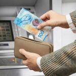 Persona sacando dinero en Suiza