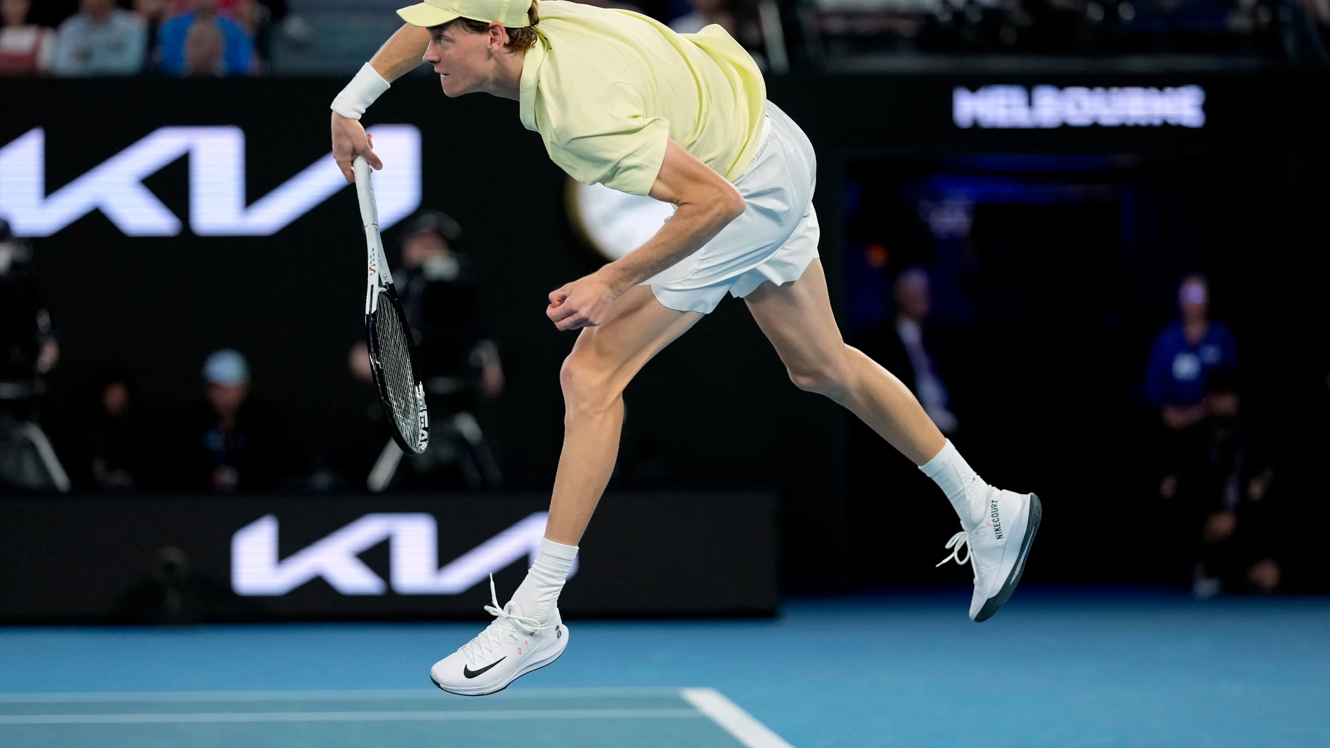 Sinner ejecuta un servicio en la final ante Zverev