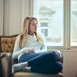 Una mujer en el sofá de su casa