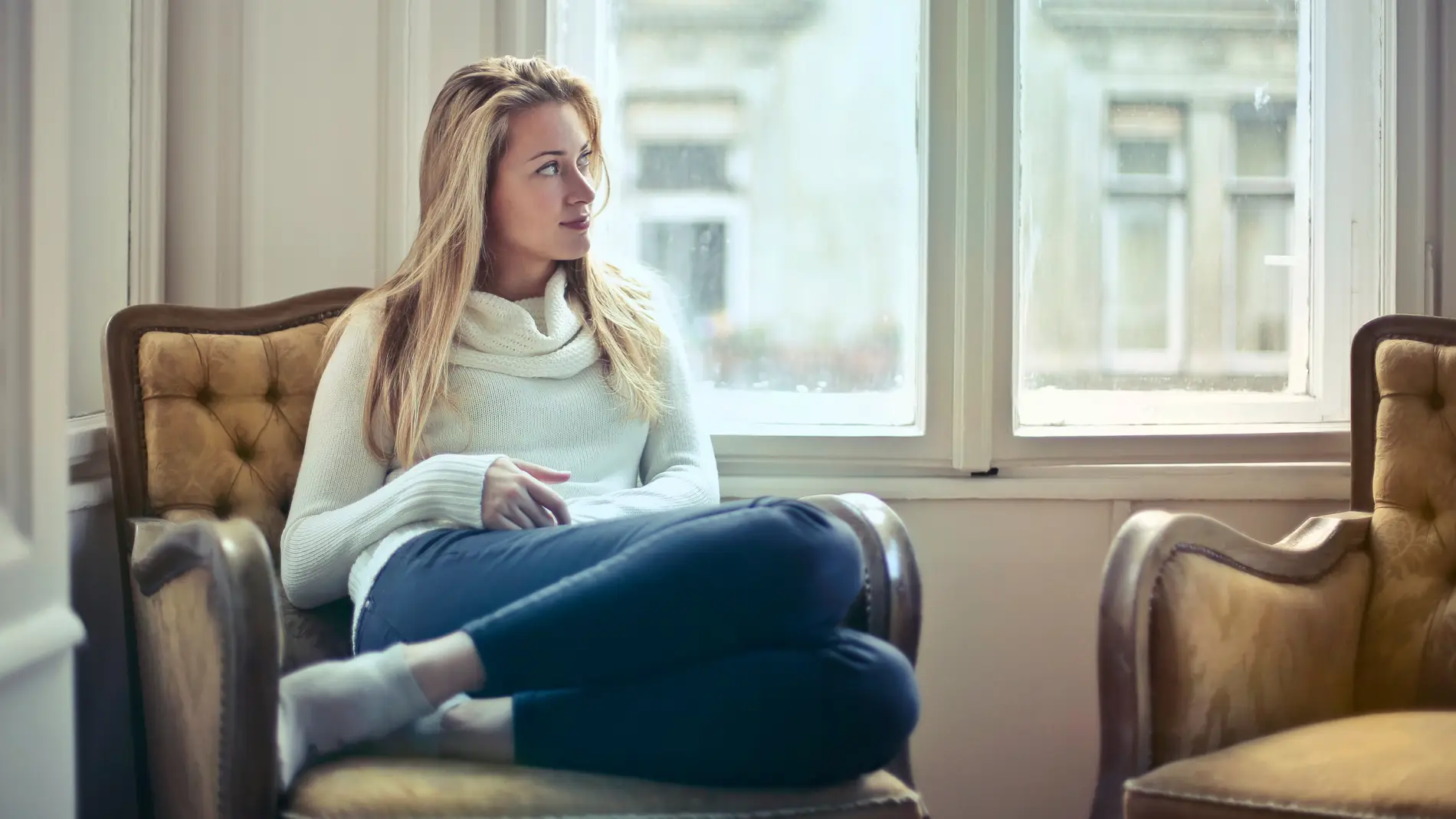 Una mujer en el sofá de su casa