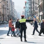 Policía Municipal de Bilbao Udaltzaingoa regulando el tráfico.