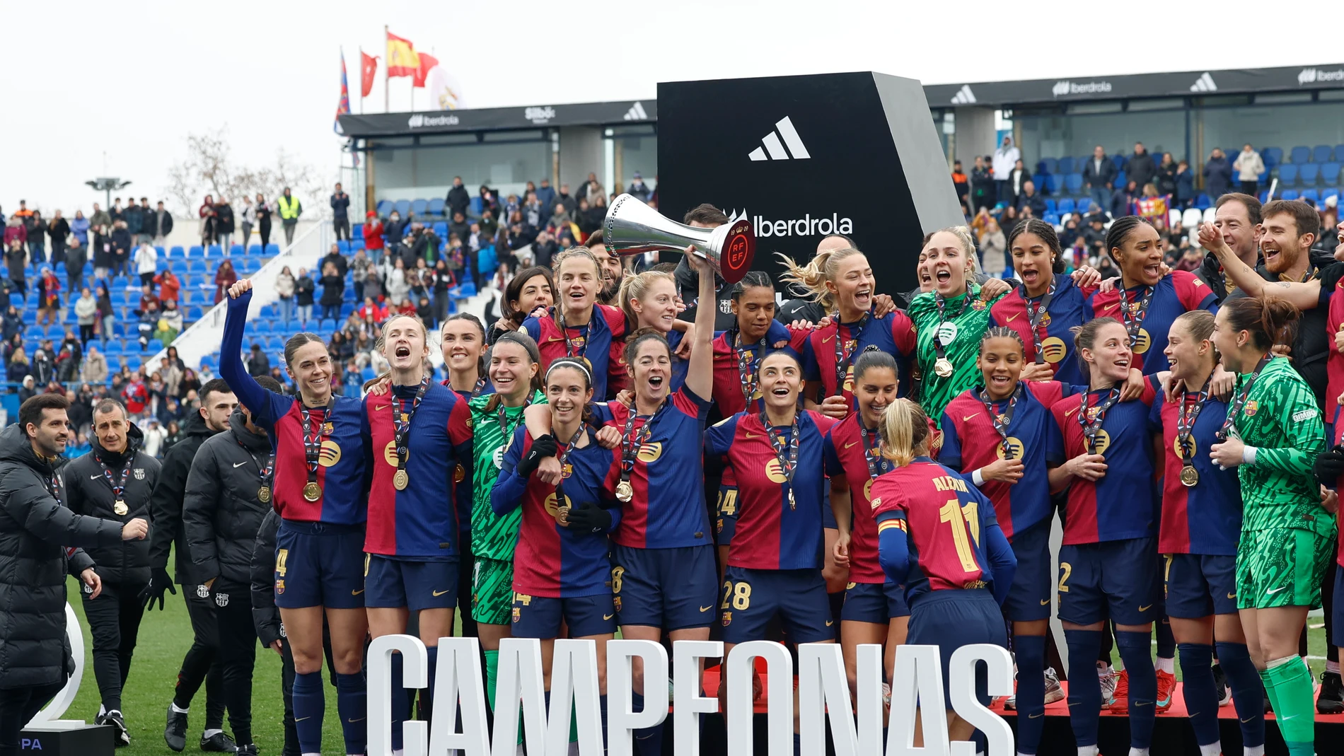 LEGANÉS (MADRID), 26/01/2025.- Las jugadoras del FC Barcelona levantan el trofeo tras vencer en la final de la Supercopa femenina de fútbol que disputan FC Barcelona y Real Madrid este domingo en el estadio de Butarque en Leganés. EFE/Mariscal
